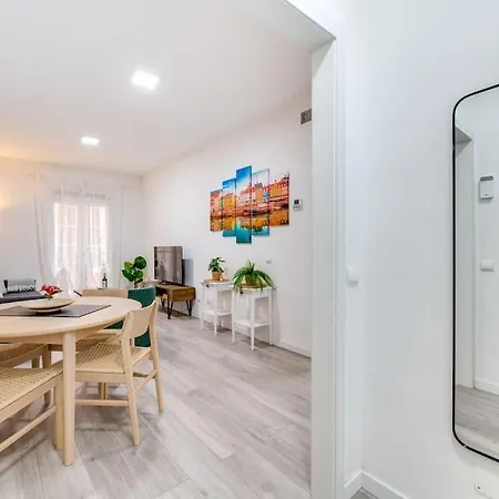 Apartment Chic In Heart Of Town
