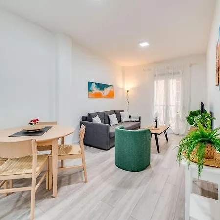 Chic In Heart Of Town Apartment *
