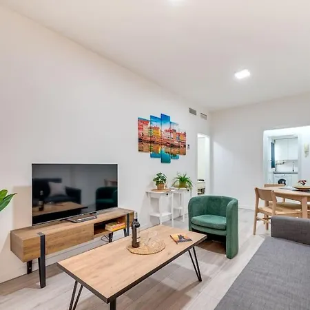 Apartment Chic In Heart Of Town