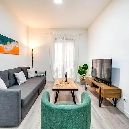 Chic In Heart Of Town Apartment *